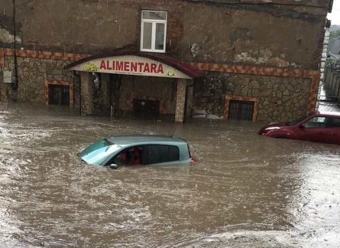 Ploaia de astăzi face ravagii! O mașină a fost acoperită de ape la intrarea în Bubuieci