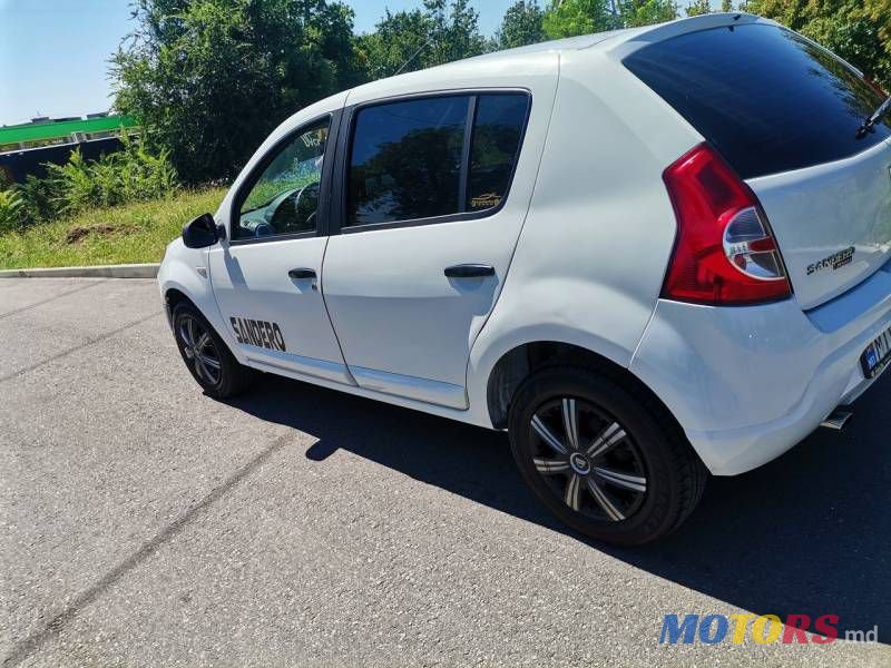 2008' Dacia Sandero photo #3