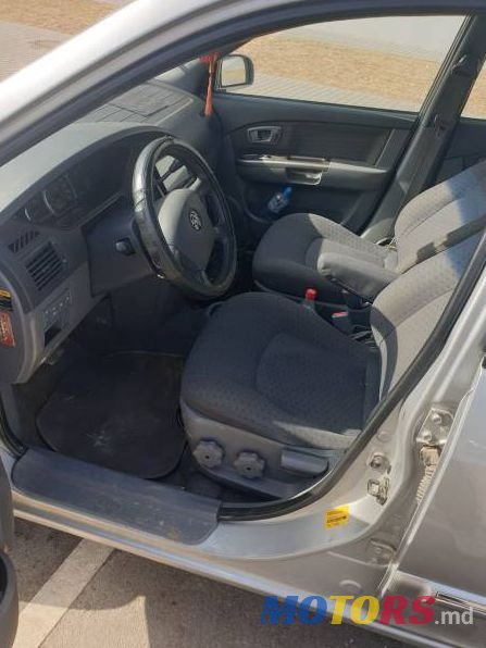 2004' Kia Carens photo #3