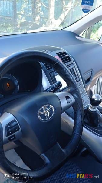 2011' Toyota Auris photo #5