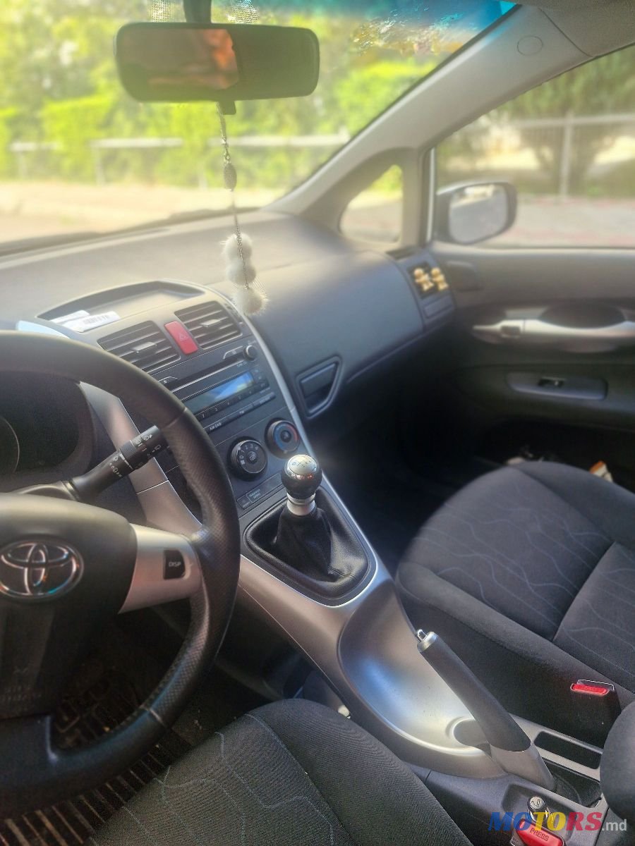 2011' Toyota Auris photo #3