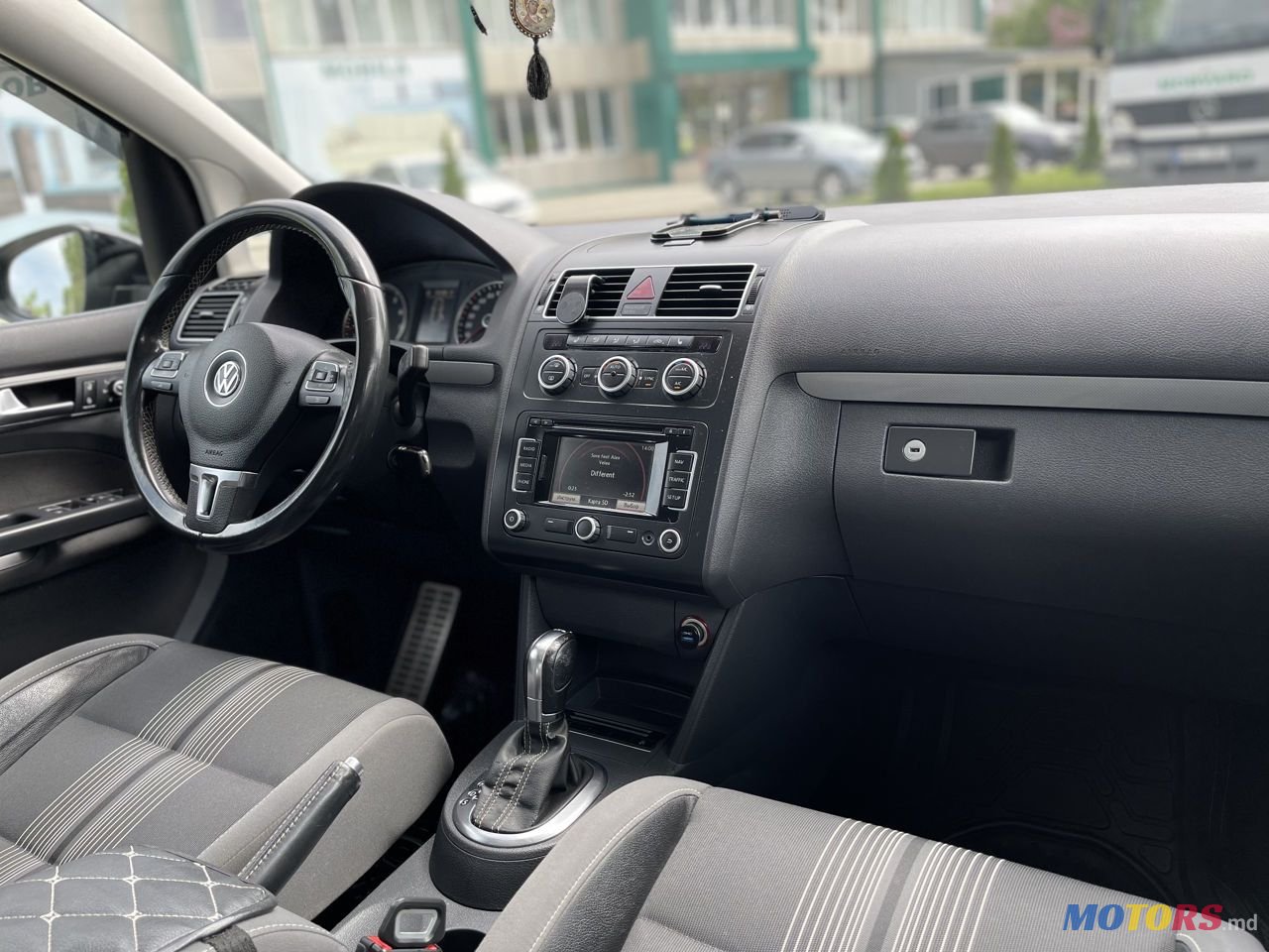 2012' Volkswagen Touran photo #5