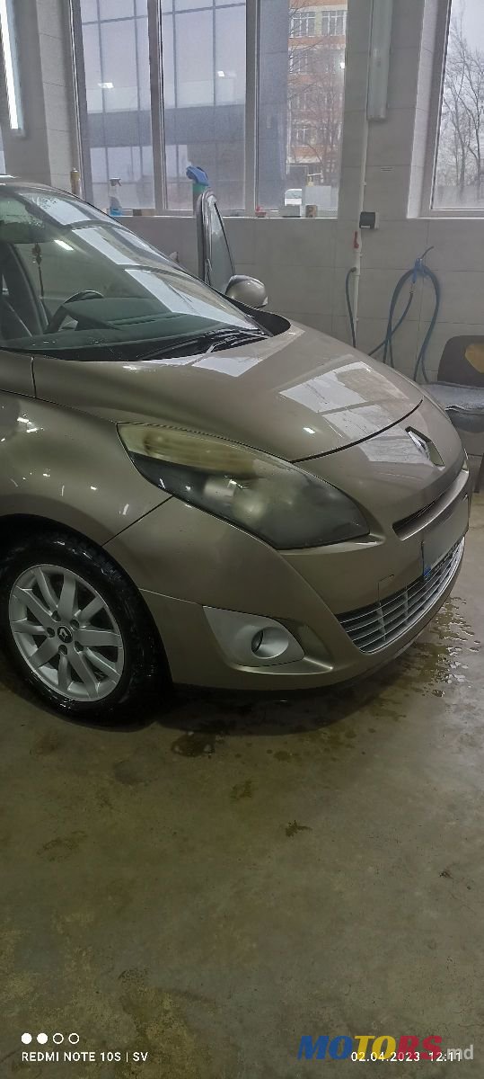 2010' Renault Grand Scenic photo #2