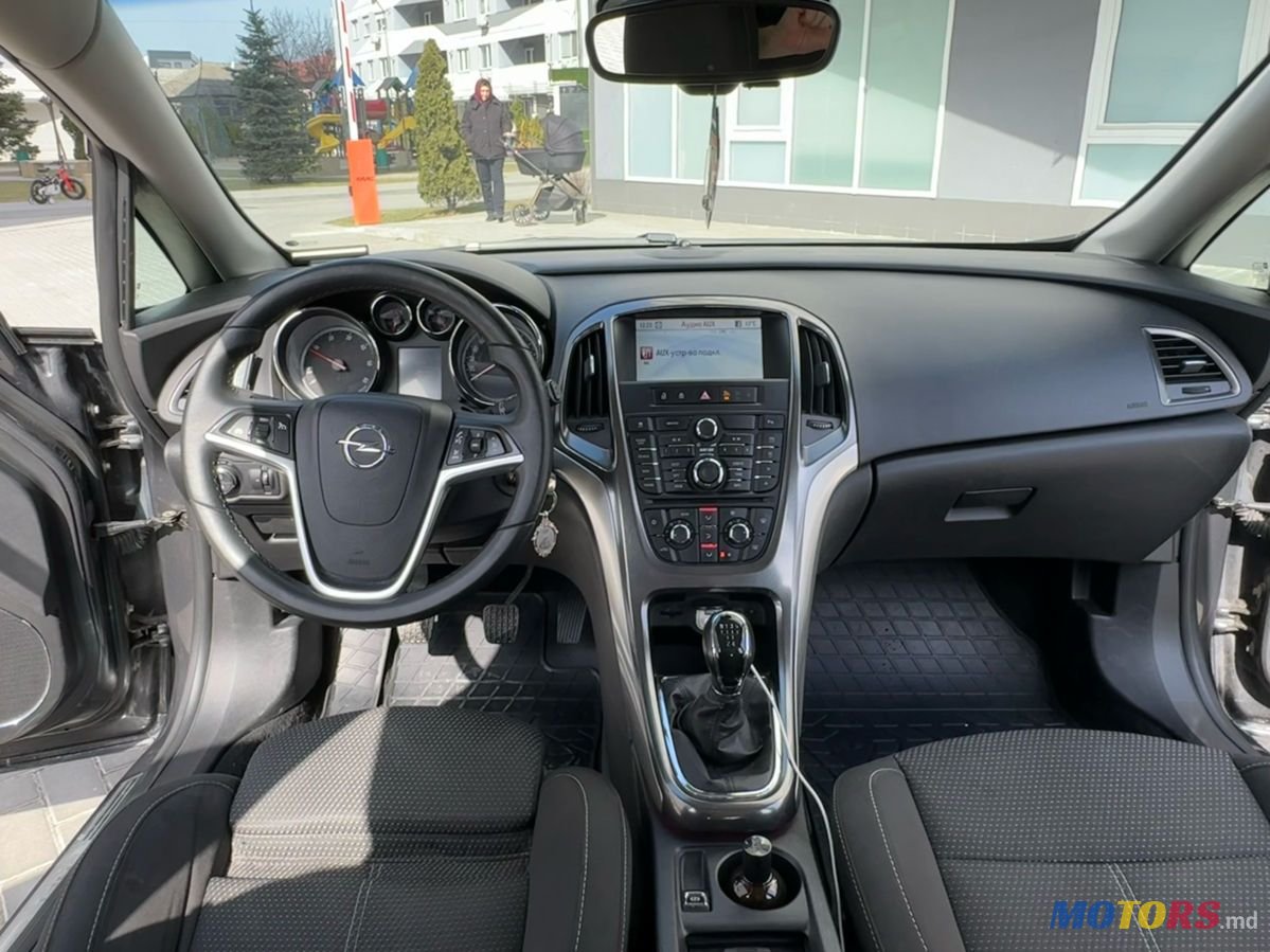 2011' Opel Astra photo #6