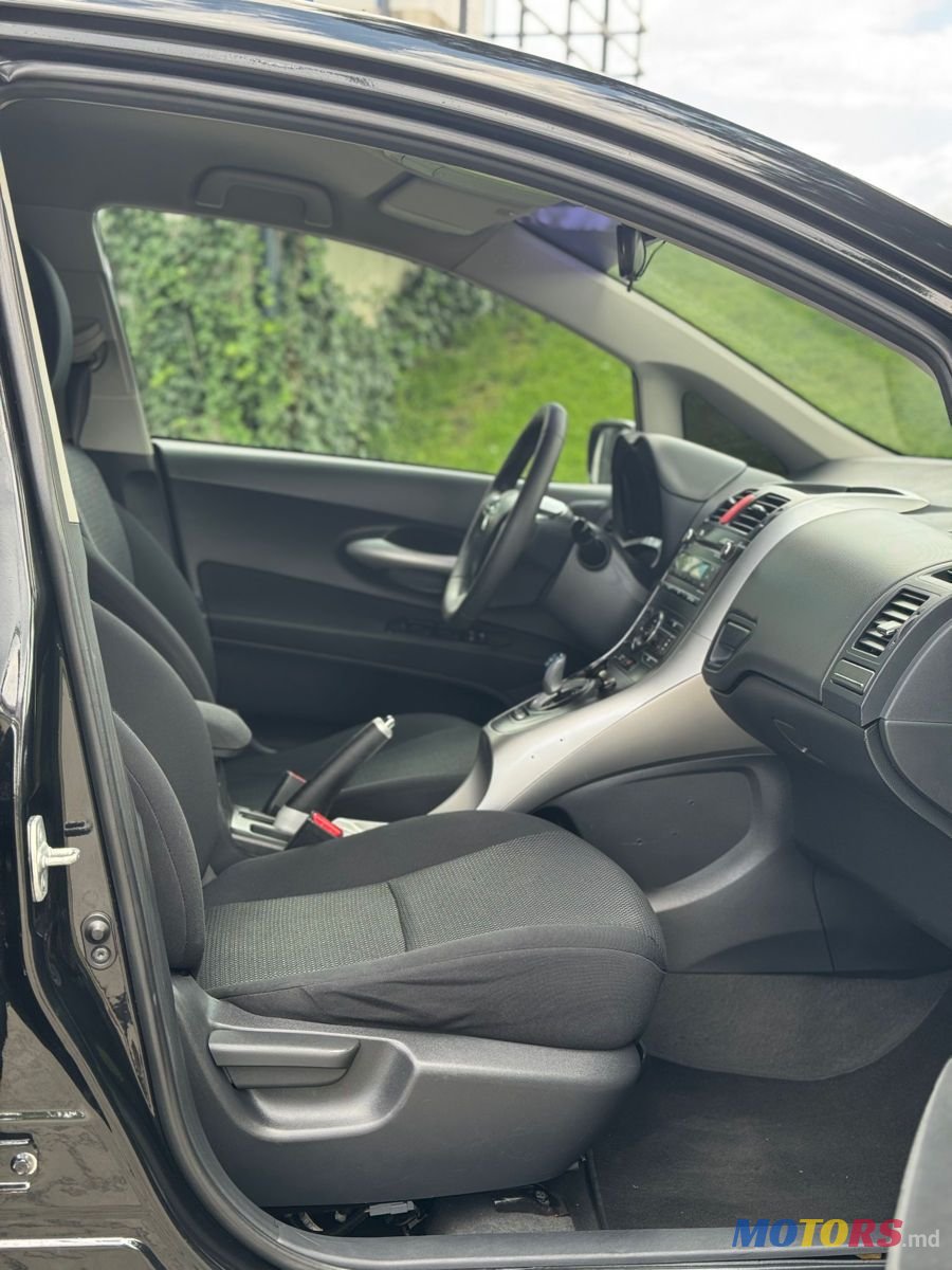 2011' Toyota Auris photo #5