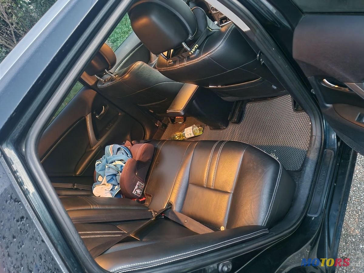 2013' Toyota Avensis photo #3