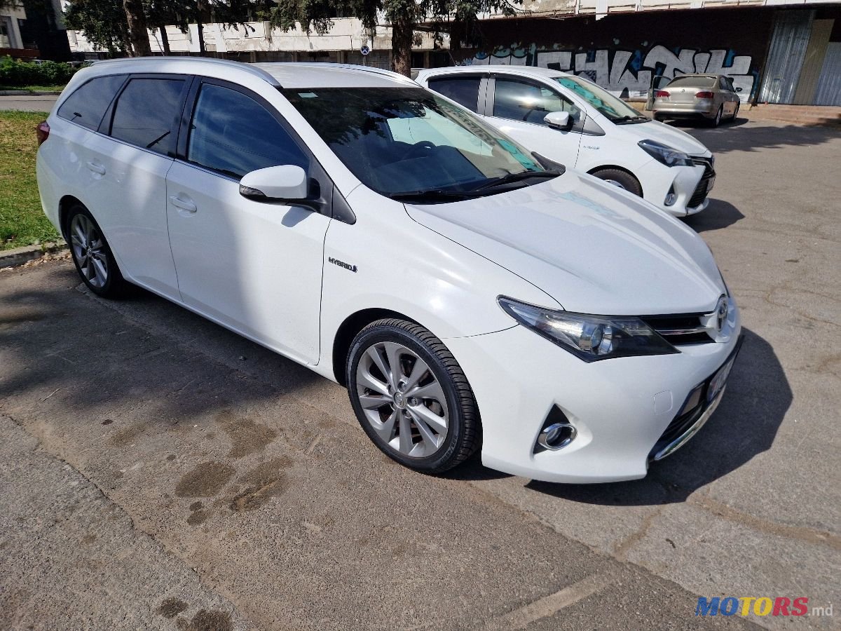 2013' Toyota Auris photo #1