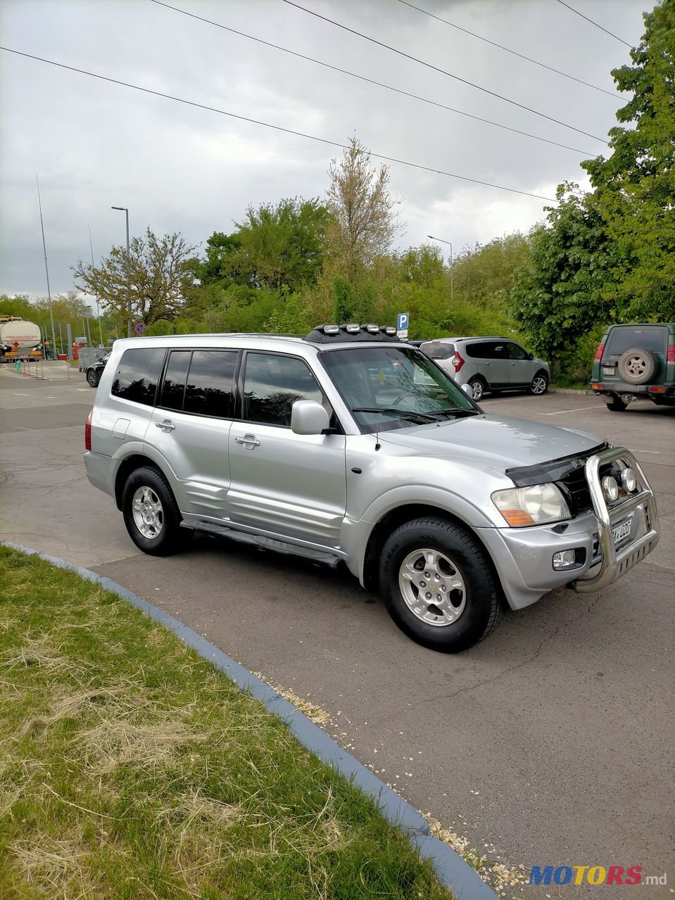 2001' Mitsubishi Pajero photo #2
