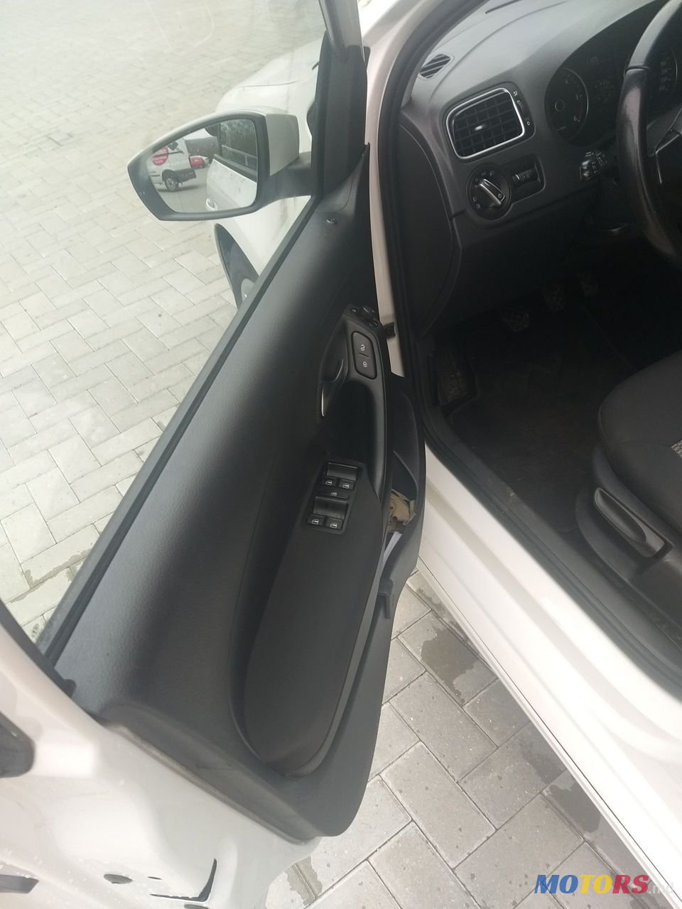 2013' Volkswagen Polo photo #6