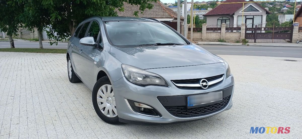 2012' Opel Astra photo #2
