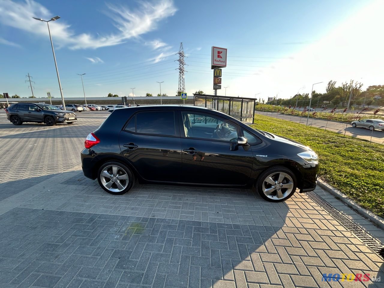 2012' Toyota Auris photo #3