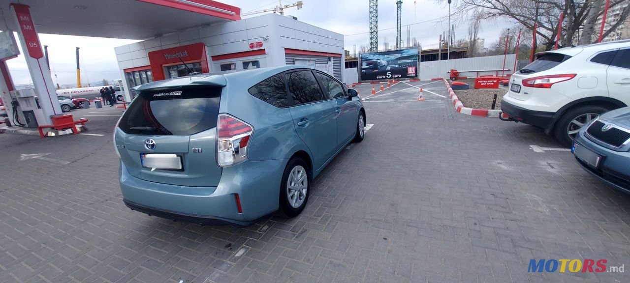 2015' Toyota Prius v photo #3