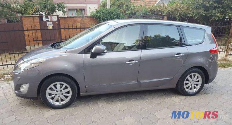 2009' Renault Scenic photo #1