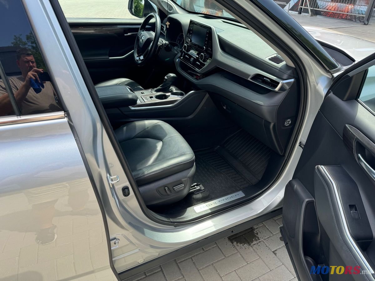 2021' Toyota Highlander photo #6