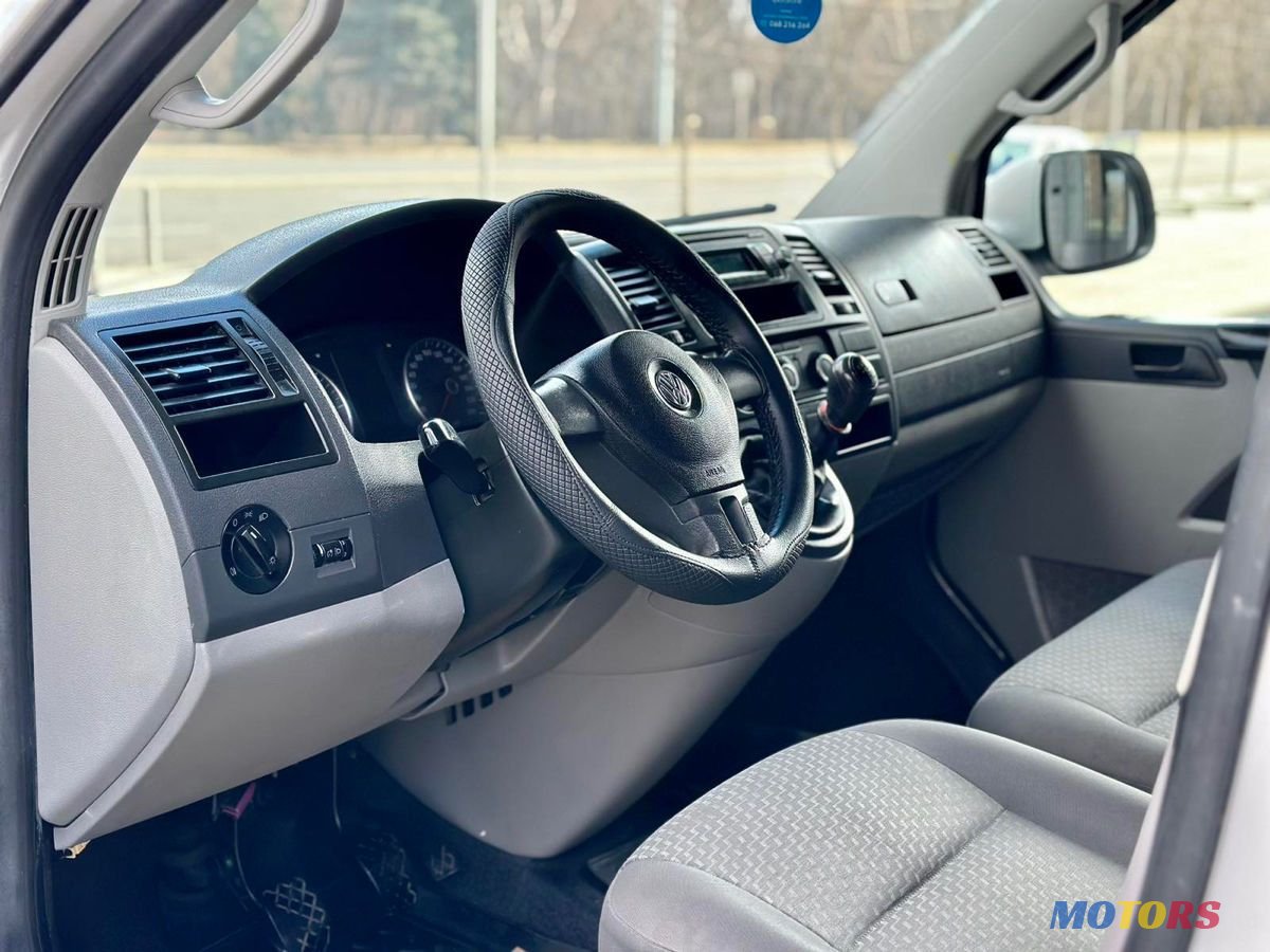 2011' Volkswagen Transporter photo #6