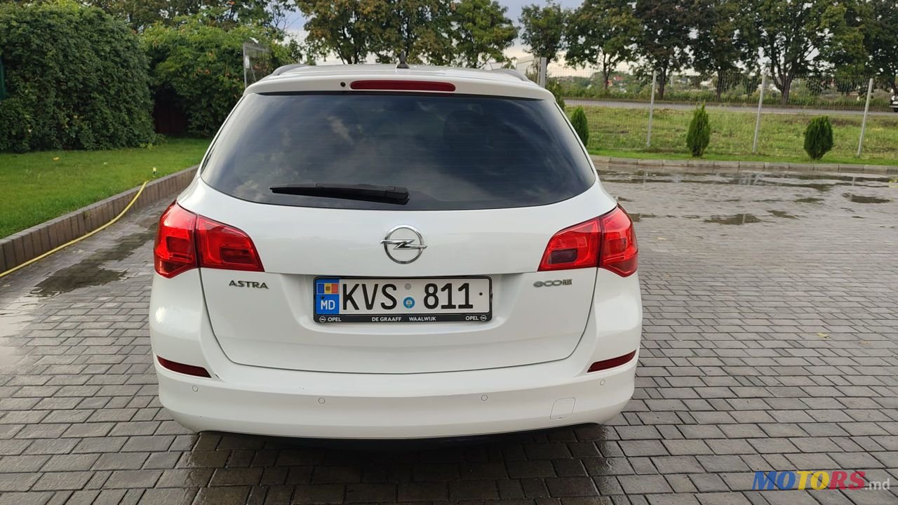 2011' Opel Astra photo #4