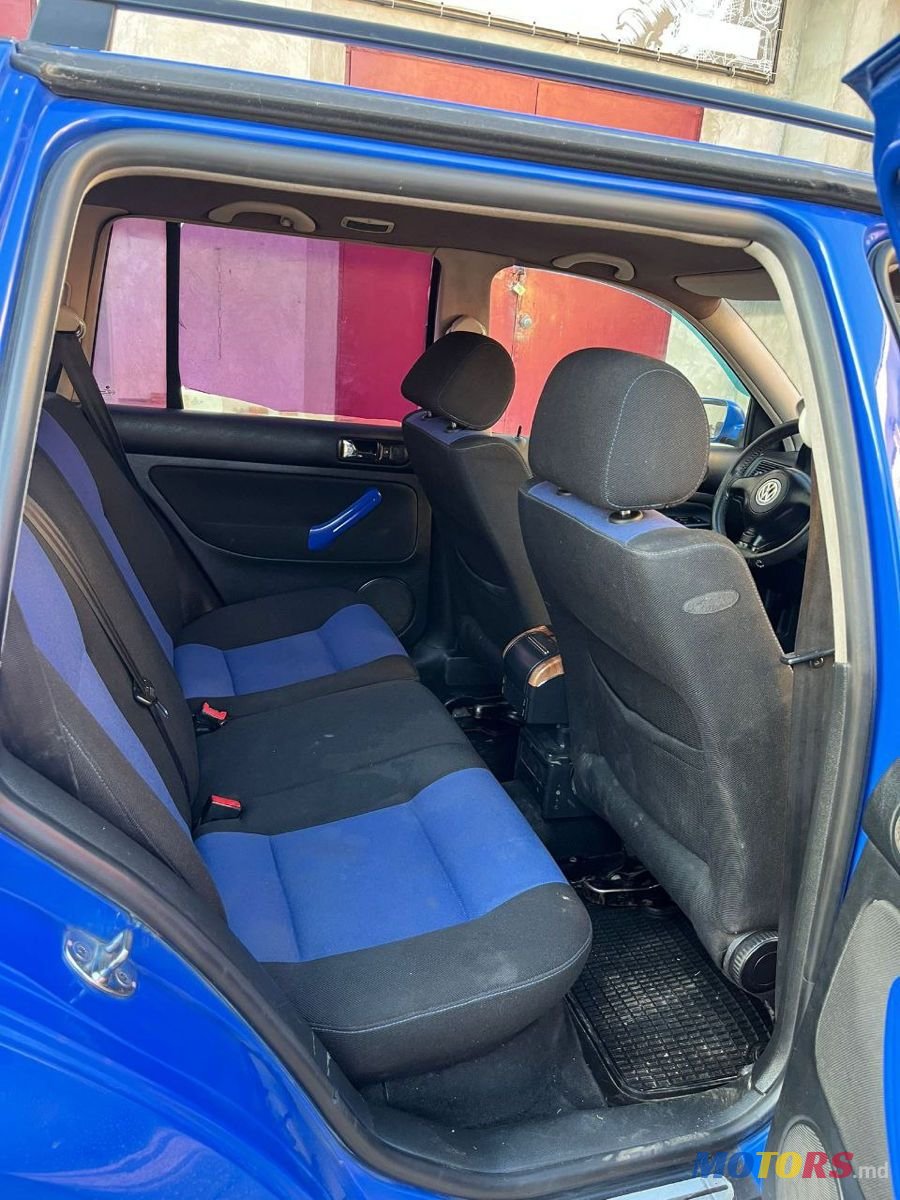 2002' Volkswagen Golf photo #2