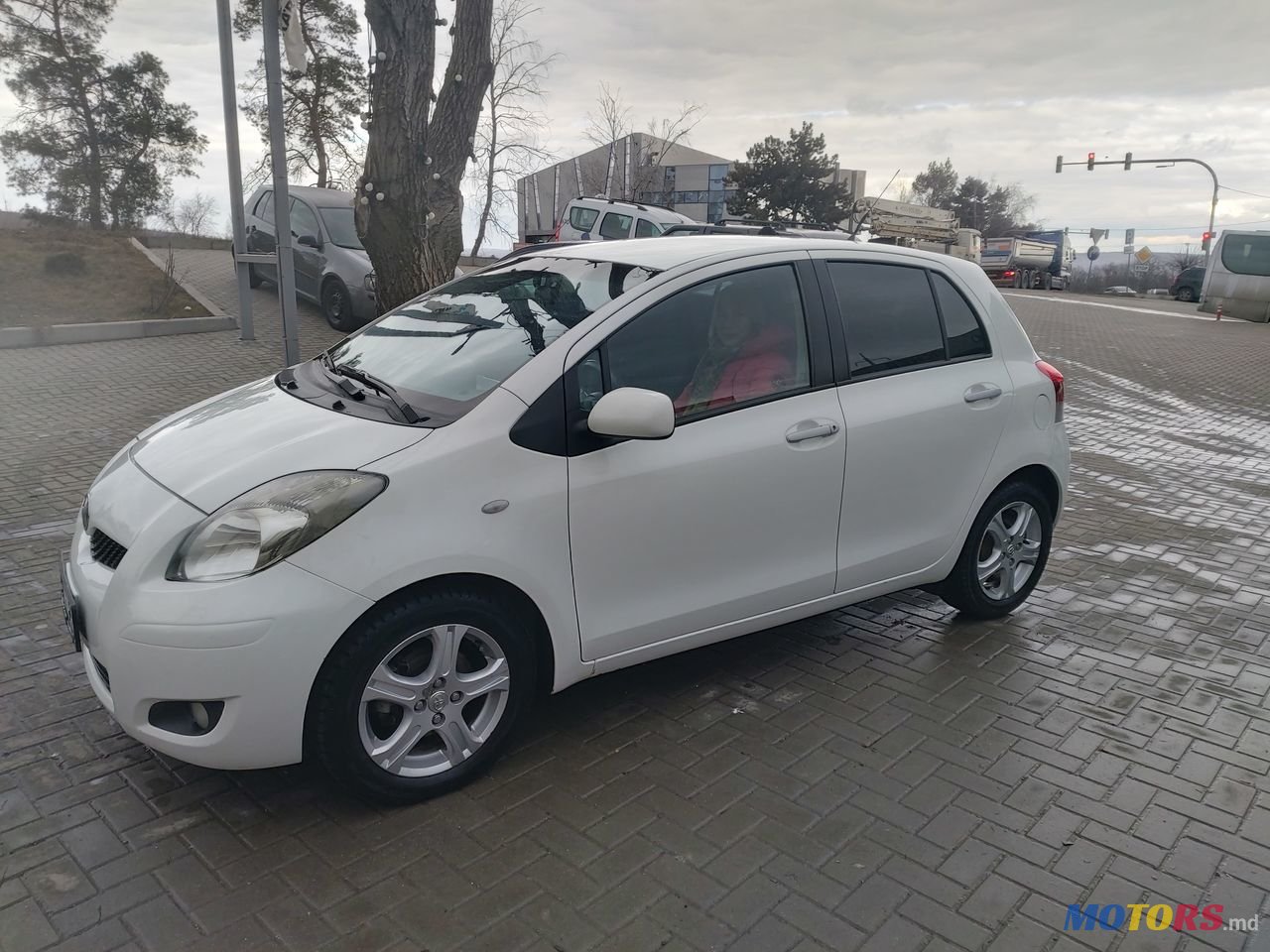 2011' Toyota Yaris photo #6