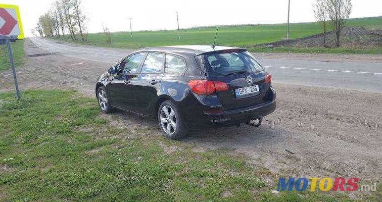 2012' Opel Astra photo #2