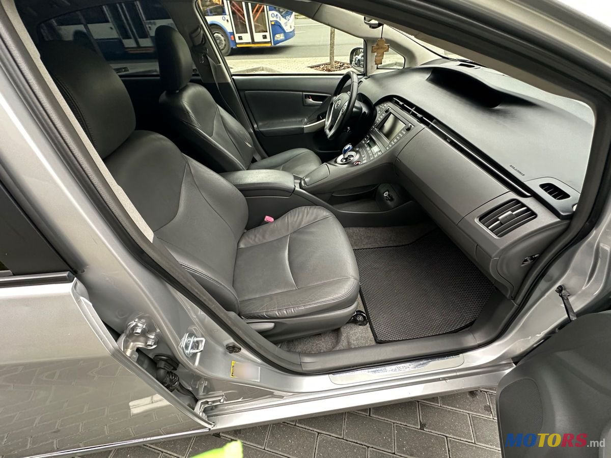 2010' Toyota Prius photo #6