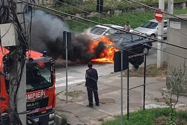 Două mașini au luat foc în centrul capitalei! În zonă se creează ambuteiaje