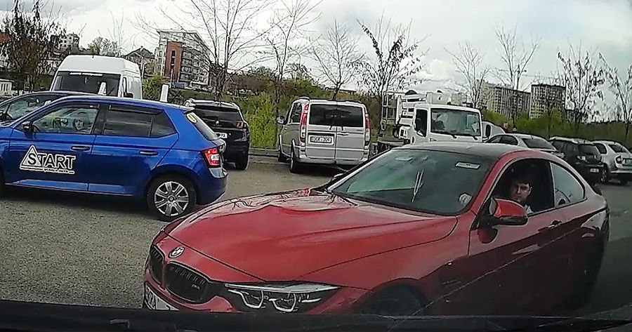 Скандал на дороге: водитель BMW преградил дорогу женщине и оскорбил ее