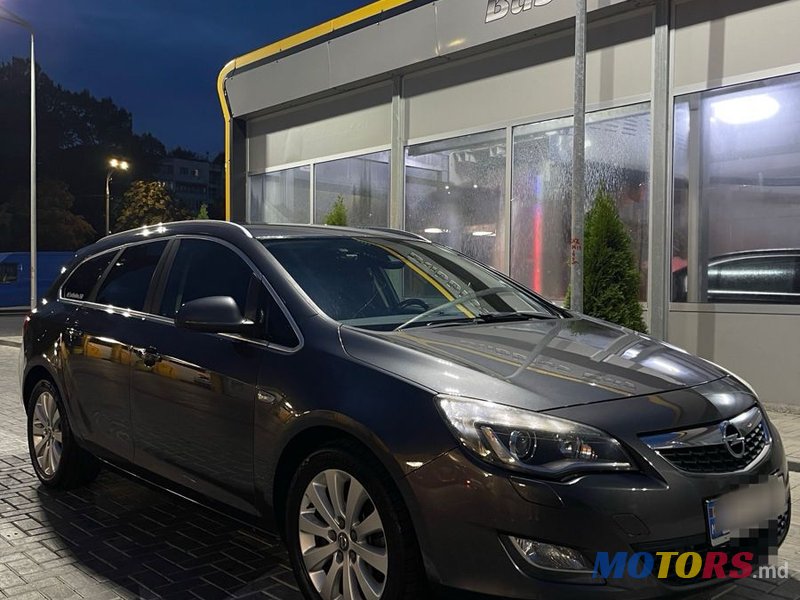 2011' Opel Astra photo #1