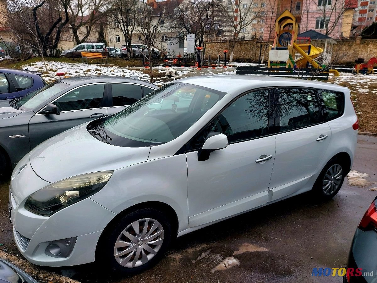 2011' Renault Grand Scenic photo #2