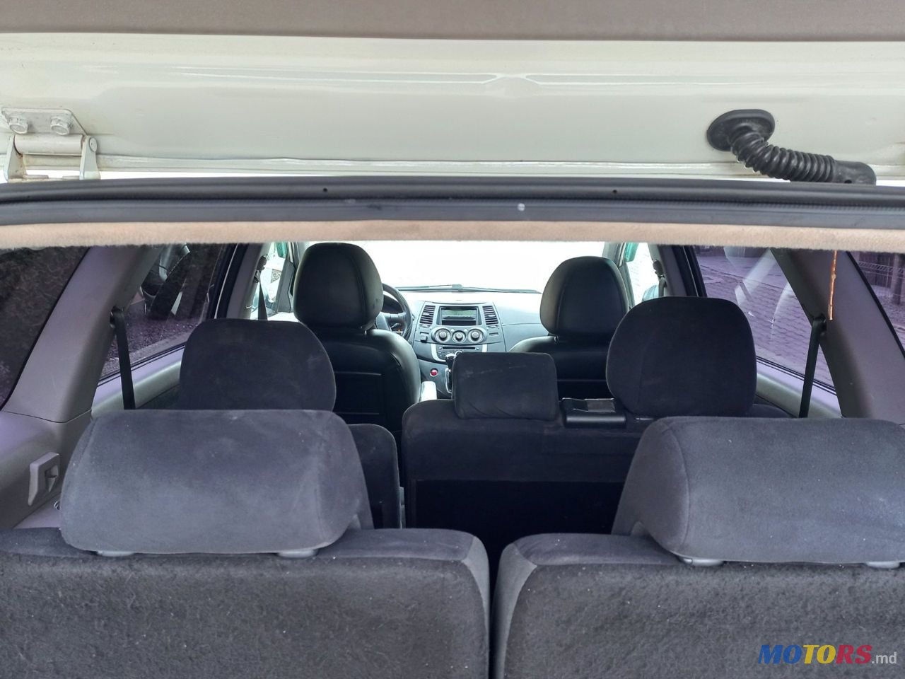 2008' Mitsubishi Grandis photo #6