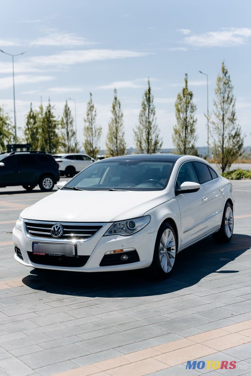 2009' Volkswagen Passat photo #2