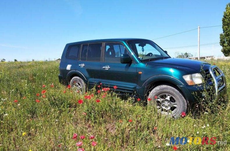 2001' Mitsubishi Pajero photo #1