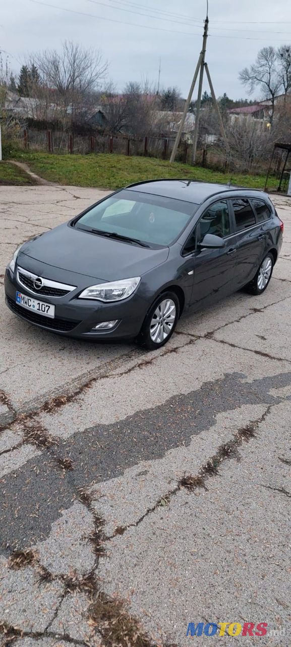 2012' Opel Astra photo #1