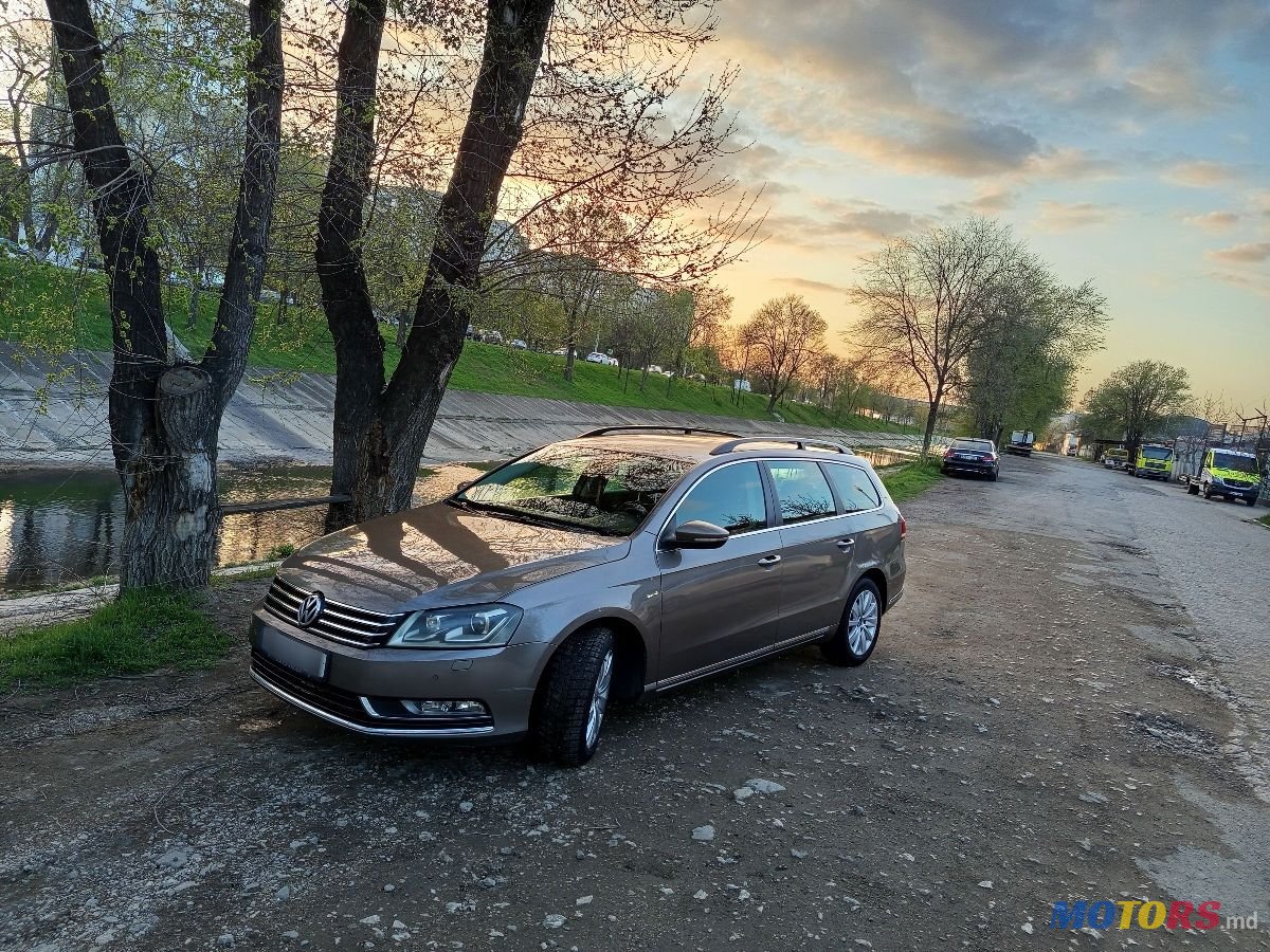 2011' Volkswagen Passat photo #6