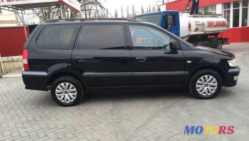 2002' Mitsubishi Space Wagon photo #2