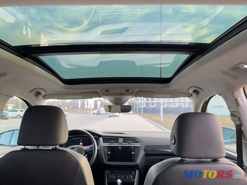 2018' Volkswagen Tiguan photo #5