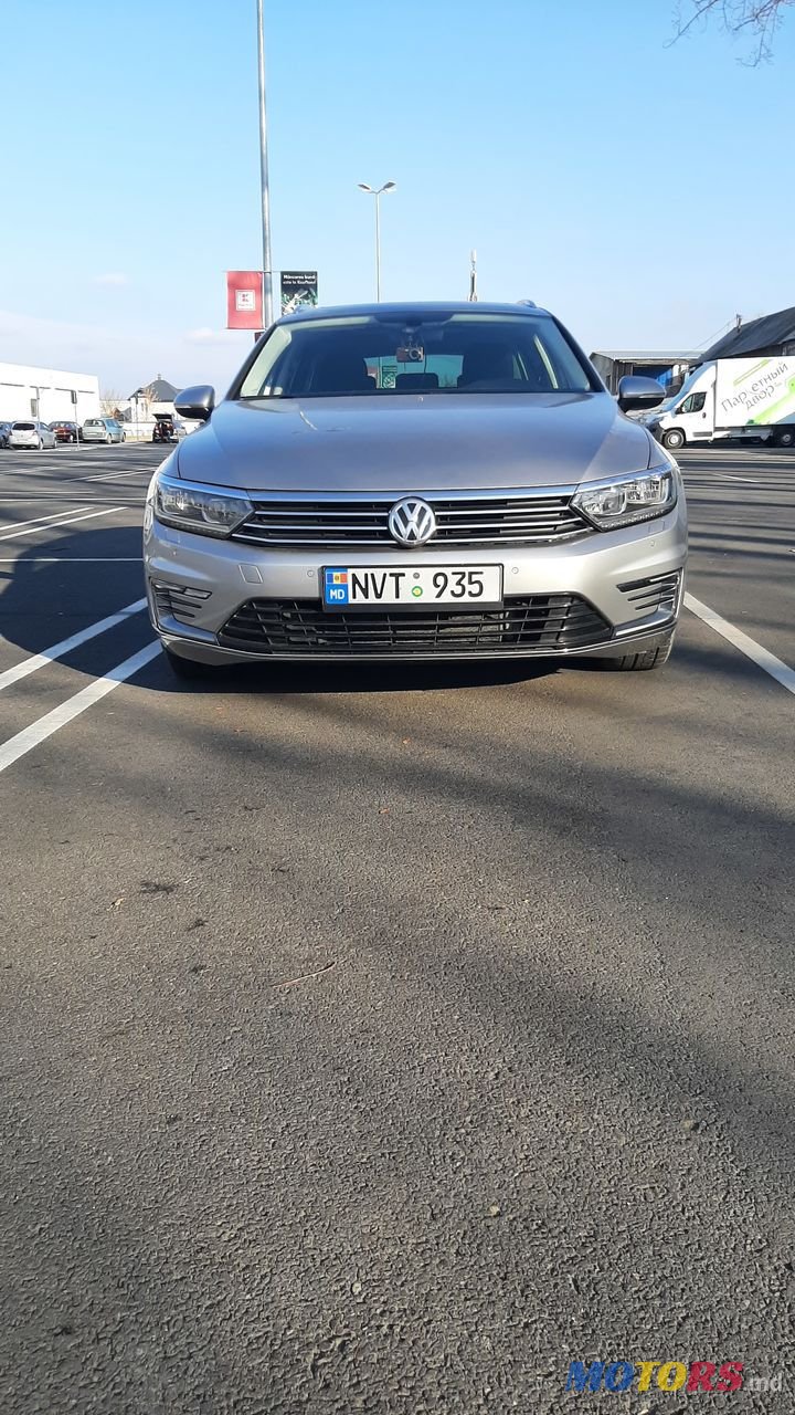2015' Volkswagen Passat photo #2