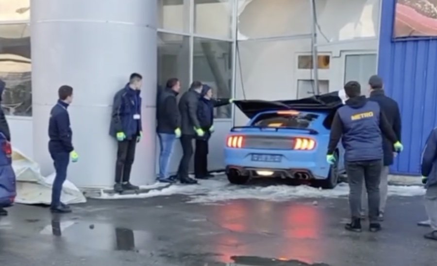 Accidentul zilei: Un Ford Mustang a intrat în clădirea magazinului METRO de lângă Stăuceni