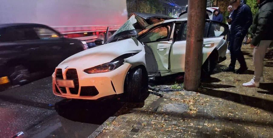 Un BMW M3 a fost distrus azi noapte în Chişinău după o derapare neinspirată, care l-a proiectat într-un stâlp