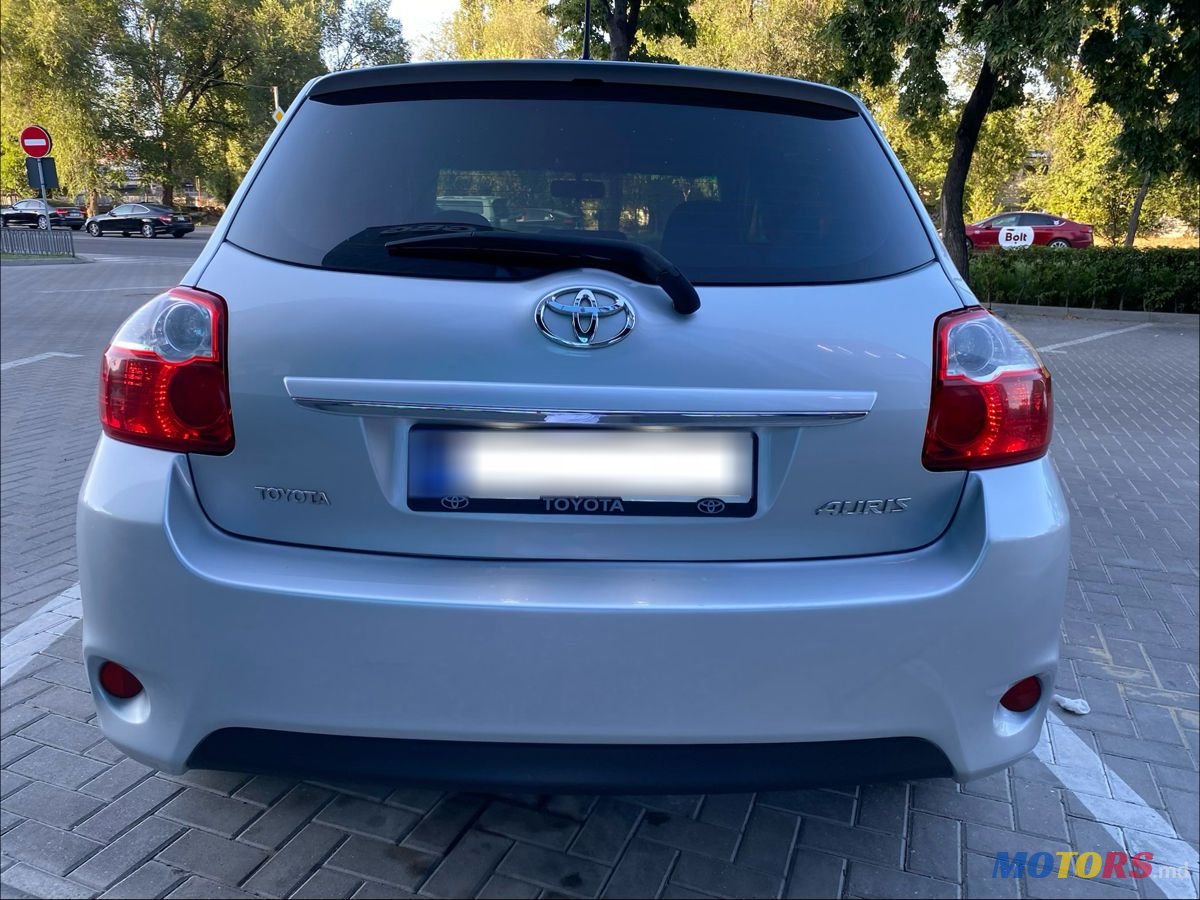 2012' Toyota Auris photo #5