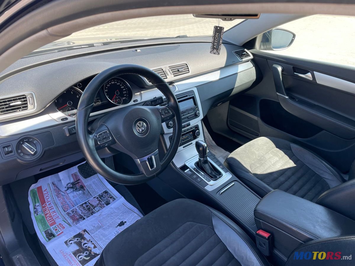 2011' Volkswagen Passat photo #5