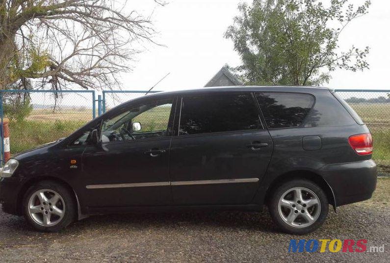 2003' Toyota Avensis photo #1