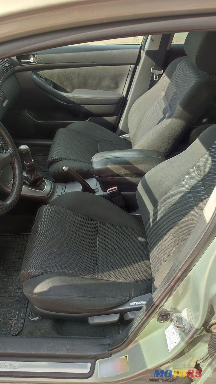 2004' Toyota Avensis photo #6