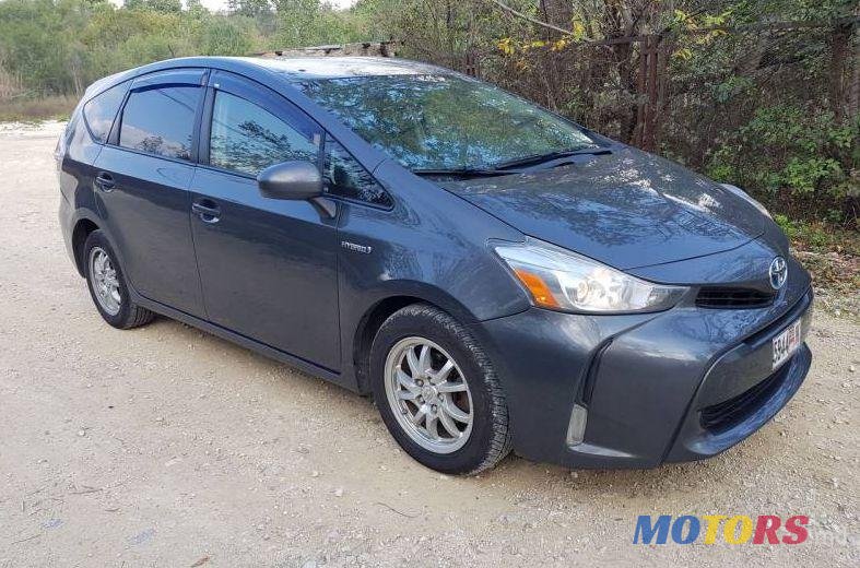 2016' Toyota Prius v photo #1