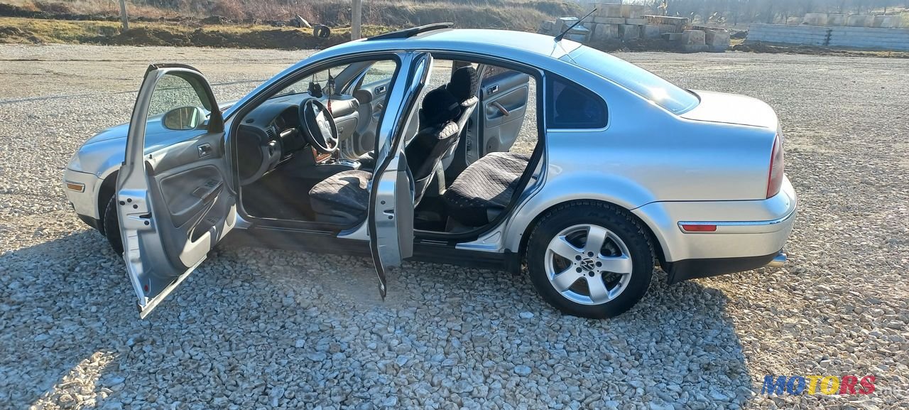 2004' Volkswagen Passat photo #4