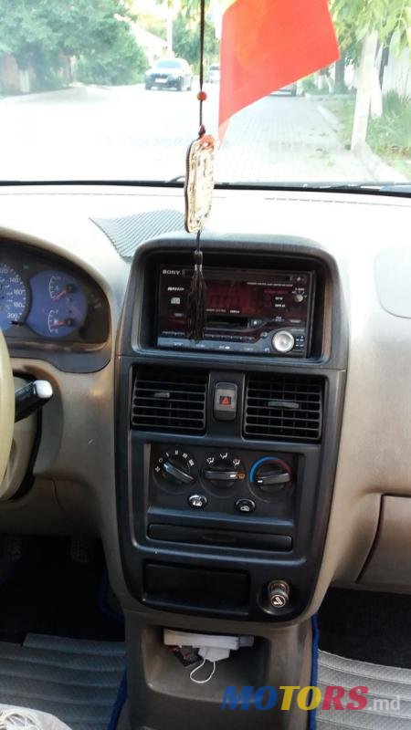 2001' Kia Carens photo #2