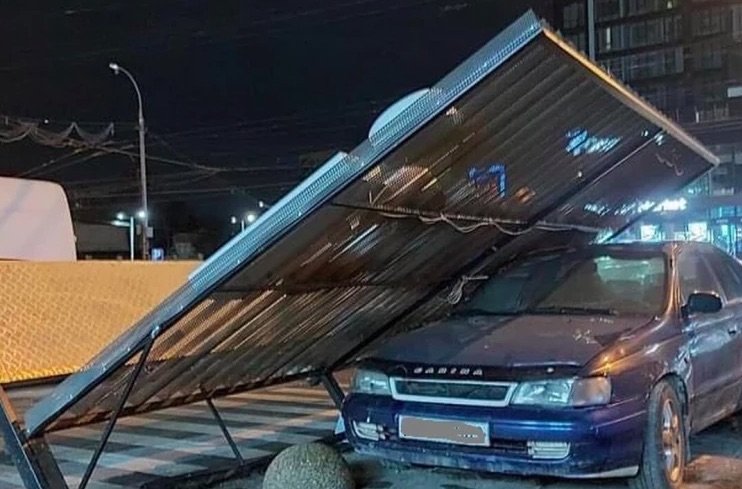 Последствия сильного ветра: В столице рекламный щит упал на автомобиль