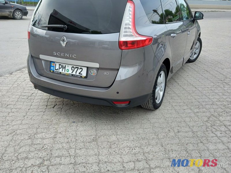 2010' Renault Grand Scenic photo #2