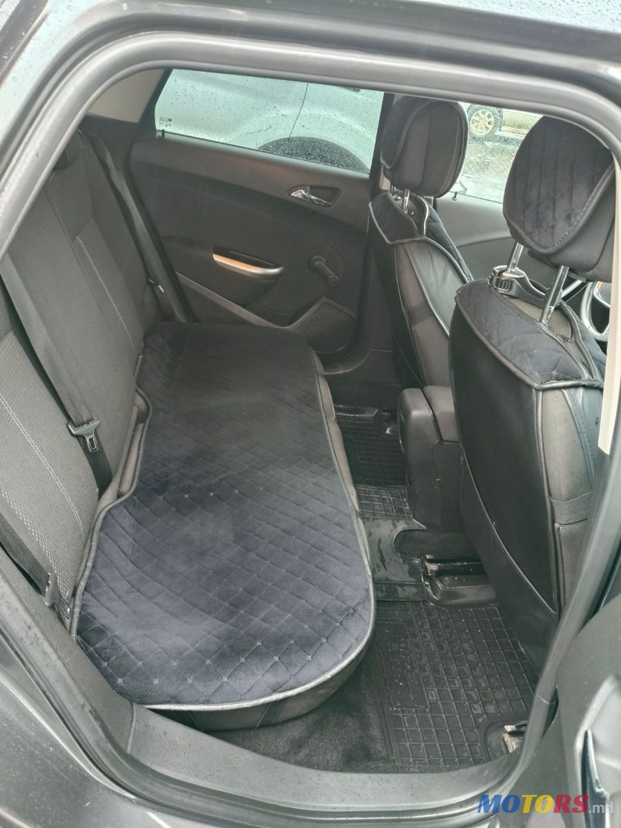 2011' Opel Astra photo #6