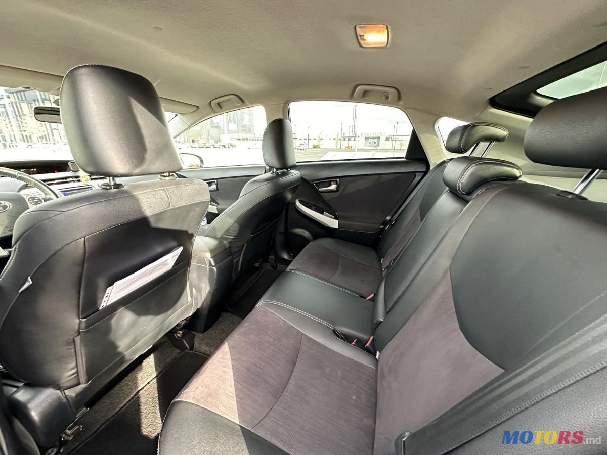 2013' Toyota Prius photo #5
