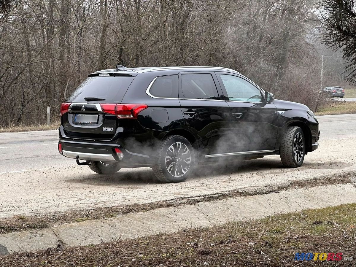 2016' Mitsubishi Outlander photo #1